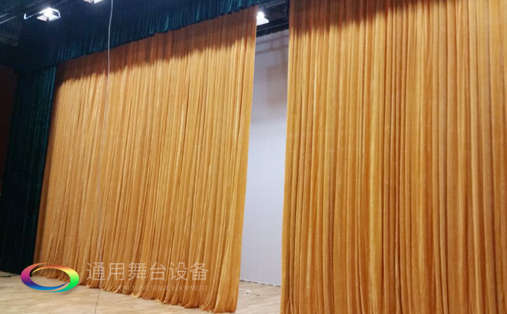 舞臺大幕舞臺阻燃幕布www.visaidc.com、二、三道幕等分割表演區(qū)域，移換場景不間斷