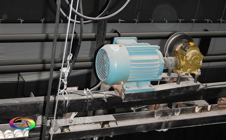 科學(xué)計(jì)劃工期、合理交叉施工，保質(zhì)保量順利完成工程的交付！通用舞臺(tái)阻燃幕布承接羊城廣州培英中學(xué)報(bào)告廳項(xiàng)目！