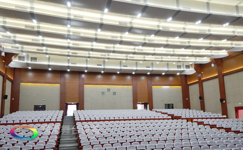 通用舞臺吊桿高標準承接廣州市培英中學報告廳項目，大屏幕顯示系統(tǒng)、音頻擴聲系統(tǒng)、燈光系統(tǒng)、舞臺吊桿及機械等多系統(tǒng)相互協(xié)作