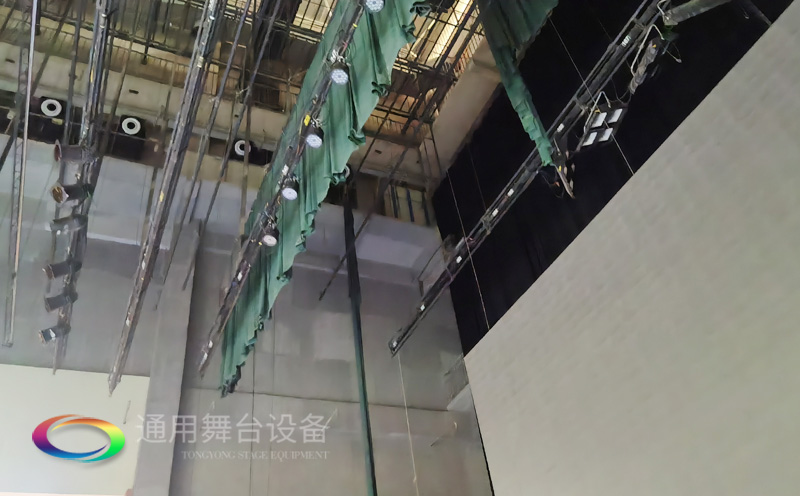 廣西梧州某劇場(chǎng)順利通過項(xiàng)目驗(yàn)收 項(xiàng)目設(shè)計(jì)舞臺(tái)機(jī)械吊掛系統(tǒng)、幕布、專業(yè)燈光系統(tǒng)等