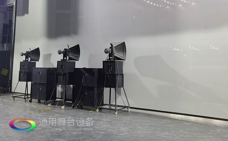 通用舞臺(tái)承建：南京曉莊學(xué)院報(bào)告廳舞臺(tái)項(xiàng)目（舞臺(tái)音響、舞臺(tái)燈光吊桿、舞臺(tái)幕布等）